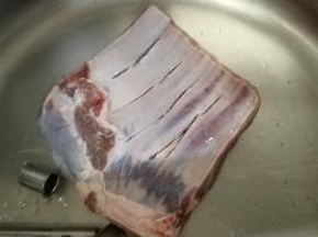 用刀顺着每一条肋排切一切方便入味（不用切断）再用一勺生粉抹上排骨里