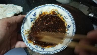 蒜蓉和调味料混合好