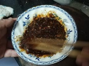 蒜蓉和调味料混合好