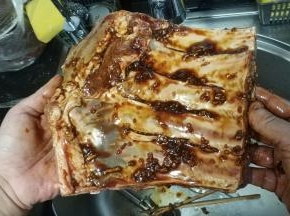 均匀抹在肋排上