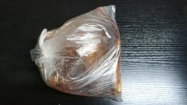 将肋排放入3层保鲜袋里放冰箱冷藏腌一天一晚