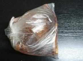将肋排放入3层保鲜袋里放冰箱冷藏腌一天一晚
