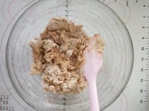 4、搅拌成残留少许干粉的时候即可。