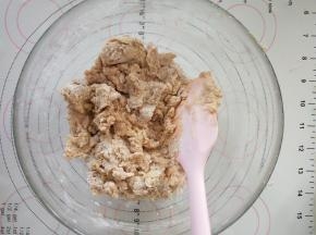 4、搅拌成残留少许干粉的时候即可。