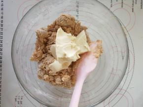 5、加入奶油奶酪拌匀。装入裱花袋中。