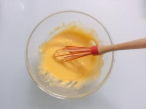 倒入蛋黄，继续用打蛋器一样是“十”手法搅拌均匀