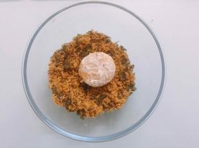 扔进海苔肉松里滚一圈，让整个蛋糕均匀的裹上肉松，用手轻轻压实一点