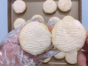 在取一片蛋糕片粘合在一起