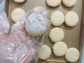 最后在蛋糕体上全部均匀的涂抹上沙拉酱