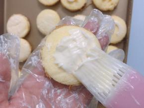 取一片蛋糕抹上沙拉酱