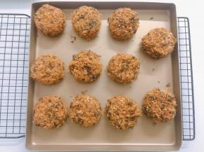 沙拉酱抹的越多越均匀，裹上的海苔肉松就能越足。