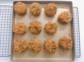 沙拉酱抹的越多越均匀，裹上的海苔肉松就能越足。