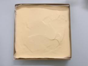 我用的是28x28的方盘 ，垫上油纸，这样脱模方便，把蛋糊倒入烤盘内。从上往下轻摔几下，振去气泡