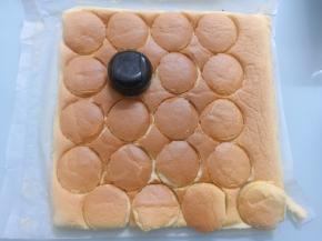 找一个圆形的盖子，压出圆形蛋糕片（大小自己定）