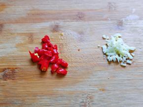 蒜去皮切碎，辣椒切段。