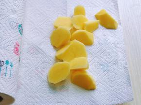 切好的土豆块放厨房用纸上将水分吸干。