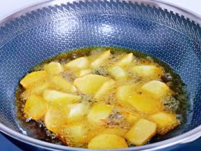 中火炸，切记需要来回翻动，这样炸的均匀。