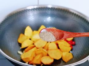 加入黑胡椒粉。(不喜欢的可以不加)