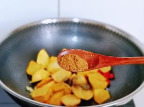 再加入孜然粉。