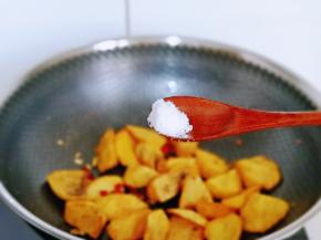 按个人口味撒入食用盐。