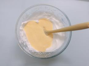 拌好的面糊倒入2/3的蛋白霜中，用一样手法，拌至蛋白与面糊完全融合