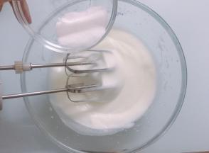 打至能出现纹路的泡沫，加入剩下细砂糖