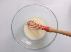 用打蛋器搅拌均匀至乳化状态