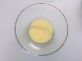 将牛奶、植物油、倒入碗内