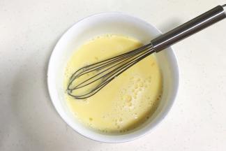 加入牛奶继续拌匀。