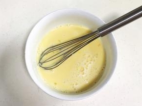 加入牛奶继续拌匀。
