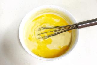 继续加入融化好的黄油，拌至完全融合。