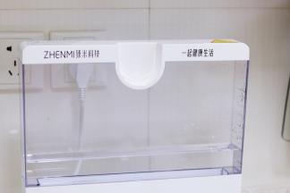 往臻米蒸汽料理机的水箱中加入适量的纯净水，不要低于最低或者高于最高水位线即可。