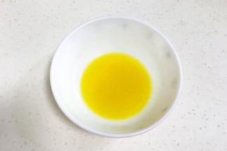 黄油隔热水搅拌至融化。