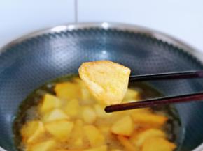 炸至微黄即可，也可以根据个人喜欢的口感，喜欢吃焦一点的，可以适当多炸一会儿。