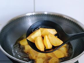 炸好的土豆块捞出淋油。