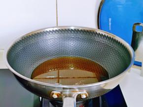 起锅，加入适量的食用油，中火将油烧至七-八成热。