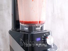 将樱桃打成泥。