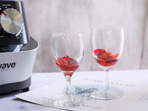 杯子里倒入刚才留下的樱桃肉。