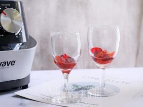 杯子里倒入刚才留下的樱桃肉。