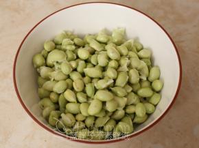 毛豆剥去外壳。