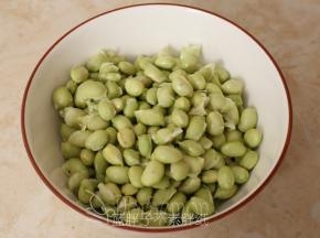 毛豆剥去外壳。