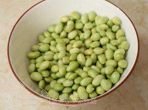 记得毛豆表面的皮也要去除干净哦。