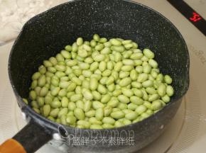加入适量的水，中火煮熟。