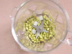 取80g煮好的毛豆和凉开水、方块糖倒入nuwave破壁机中。