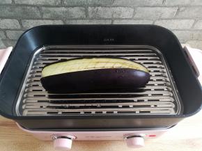 茄子放到蒸锅里，开大火蒸10分钟左右