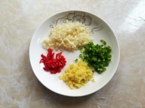 蒜米去皮切成蒜泥，生姜去皮切碎，小米椒切小段，青椒去籽切小颗粒