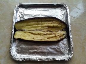 蒸好的茄子小心的取出来，放到垫了锡纸的烤盘里