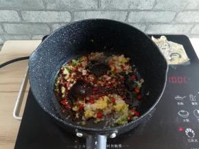 小锅烧热，加入一点点的食用油，放入蒜泥、姜末、一半的青椒碎和小米椒小火煸出香味，加入酱油、蚝油和一点点白砂糖调味