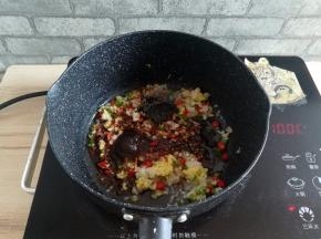 小锅烧热，加入一点点的食用油，放入蒜泥、姜末、一半的青椒碎和小米椒小火煸出香味，加入酱油、蚝油和一点点白砂糖调味