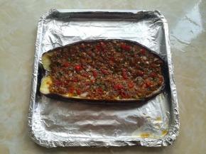 煮好的调味酱汁淋到蒸好的茄子上，尽量的铺满茄子周围